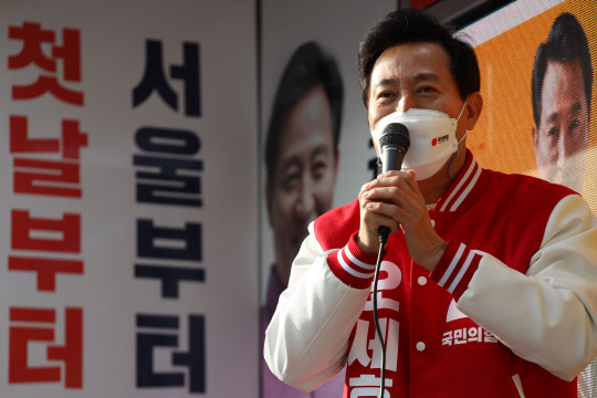 오세훈 국민의힘 서울시장 보궐선거 후보가 6일 오전 서울 광진구 자양사거리에서 출근길 유세를 하는 모습.[사진=오세훈 후보 캠프 제공]